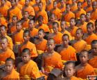 Группа молодых тибетских буддийских монахов в медитации
